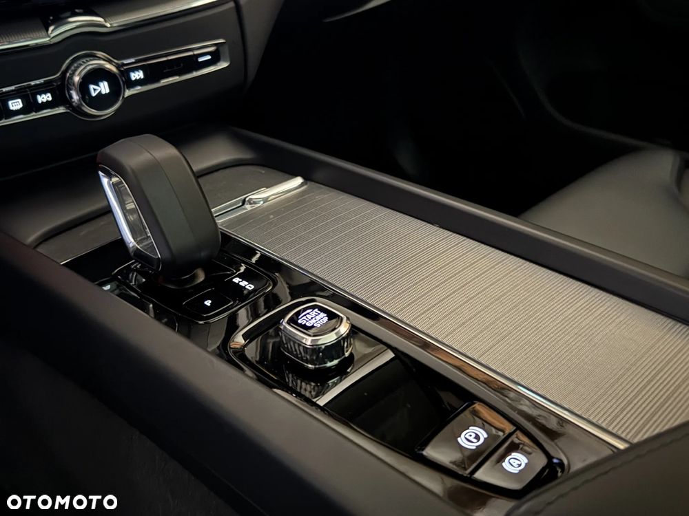 Volvo XC 60 B4 D AWD Ultimate Dark - 17