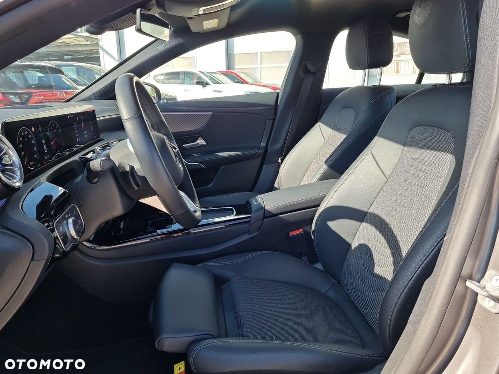 Mercedes-Benz CLA 180 Progressive 7G-DCT - 16