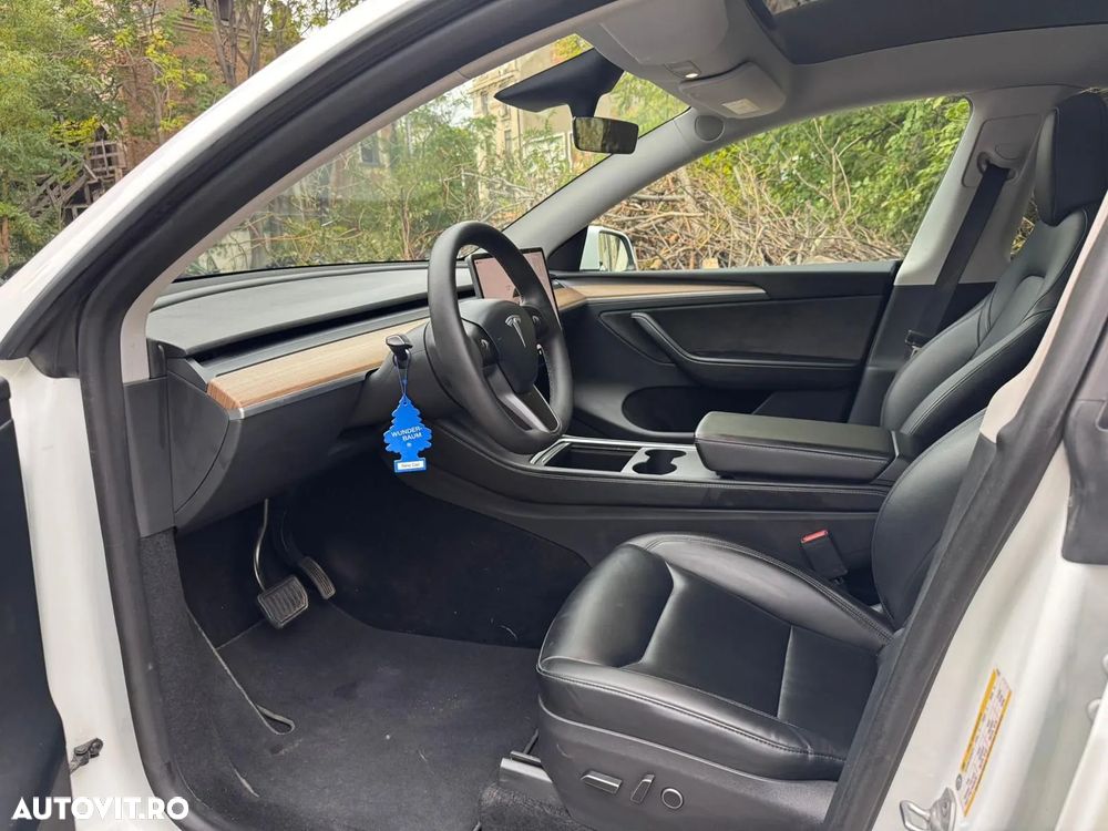 Tesla Model Y Long Range - 33