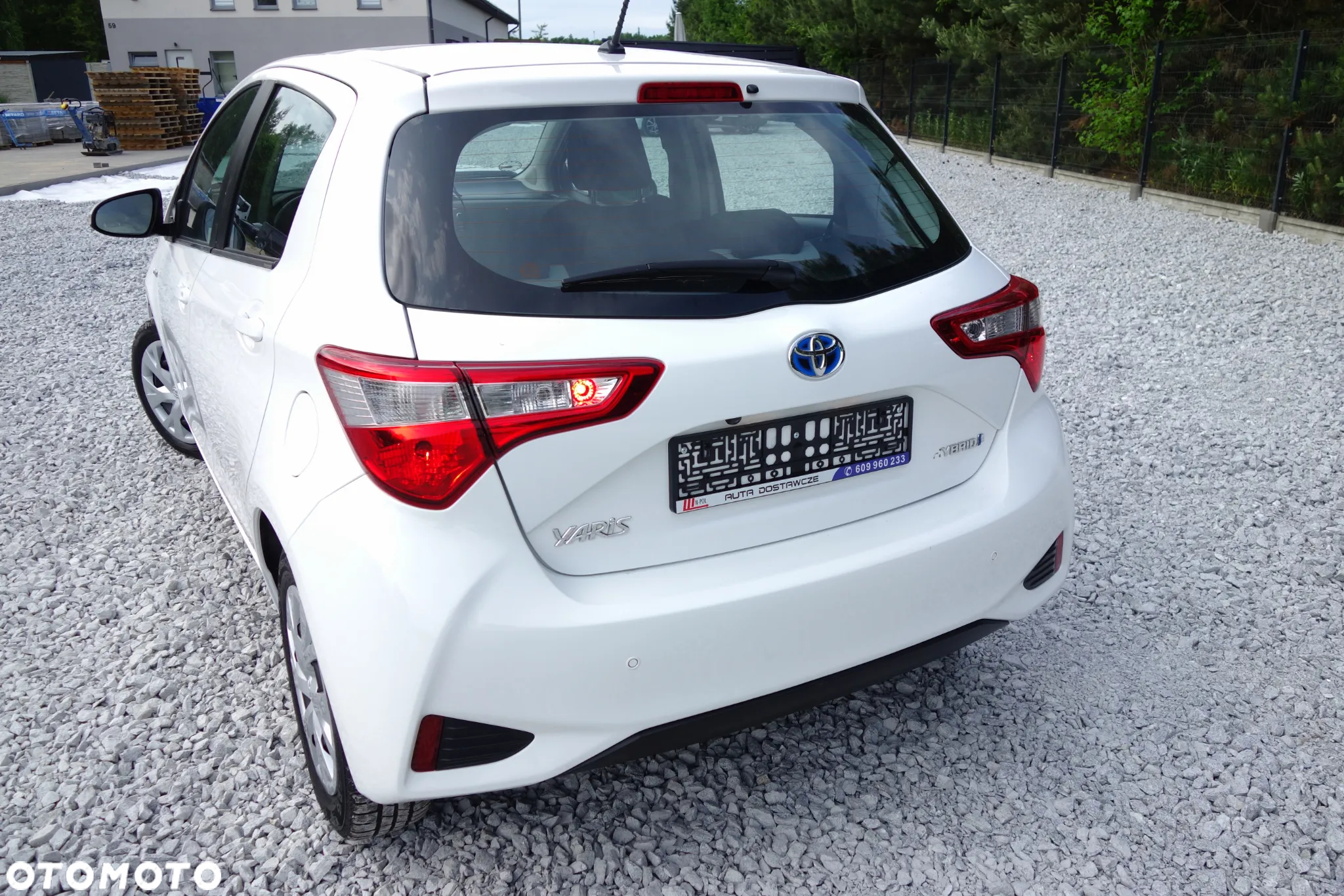 Toyota Yaris Hybrid 100 Active - 24