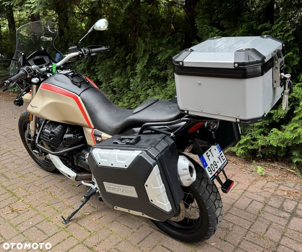 Moto Guzzi V85 - 12