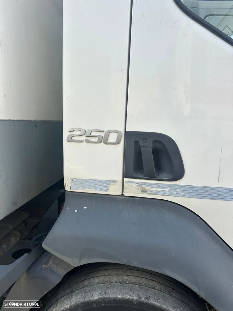 Volvo FL 250 16 TON C/ PLATAFORMA RETRÁTIL - 2