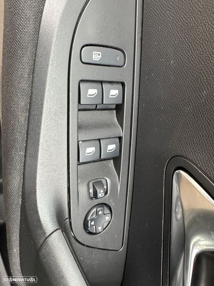 Peugeot 2008 1.2 PureTech Active Pack - 12