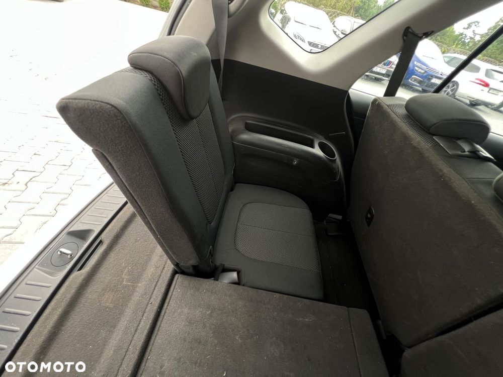 Kia Carens - 17