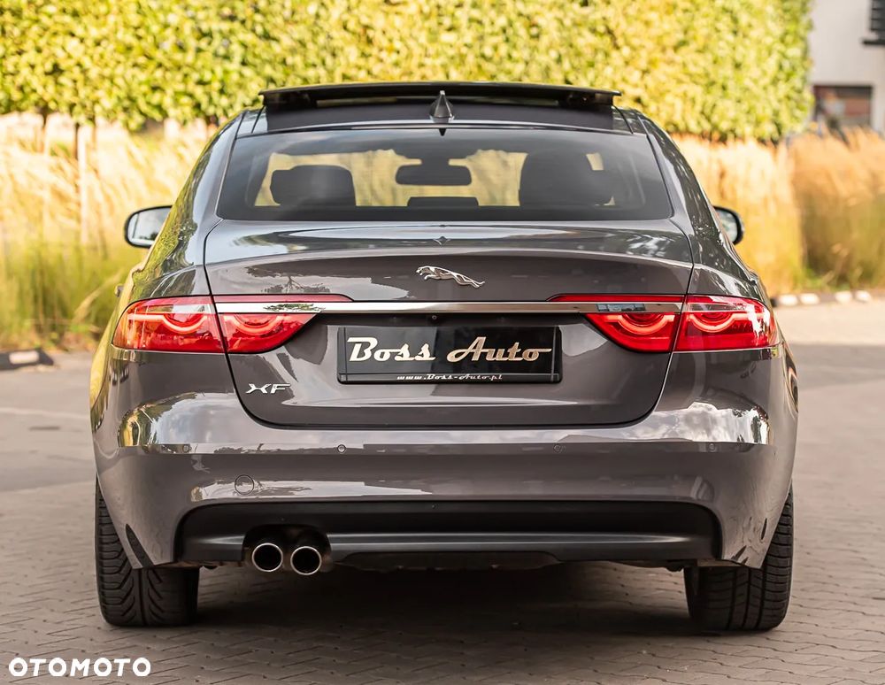 Jaguar XF 20d Sportbrake Portfolio - 11