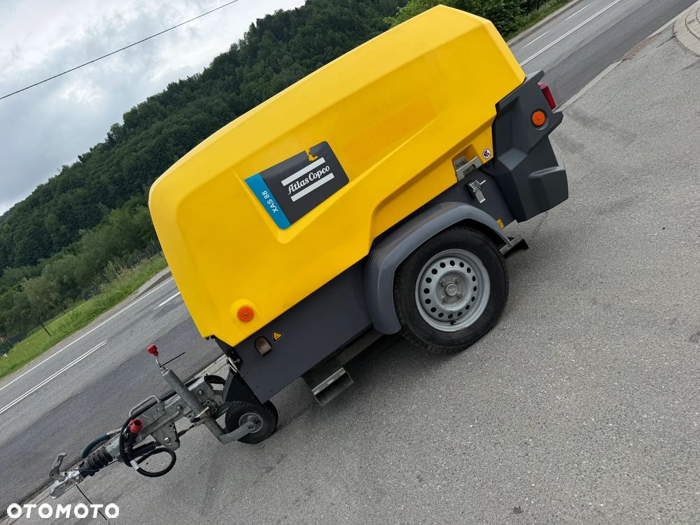 Atlas Copco XAS88 Kompresor Śrubowy. 738 mtg. 2021rok. Sprężarka 5,4m3. Przyczepka jezdna do rejestracji jako pojazd. Regulacja ciśnienia bar od 1-7. Silnik Kubota 4cylindry. 50km. Potężna moc. Sprowadzony z Norwegii. Maszyna jak Nowa z Salonu! Okazja. Zadbana Maszyna. Dokumenty, książka. Opony nówki! Zero zużycia potężna moc. Chłodnica Cyklonowa (osuszacz) !!! - 1