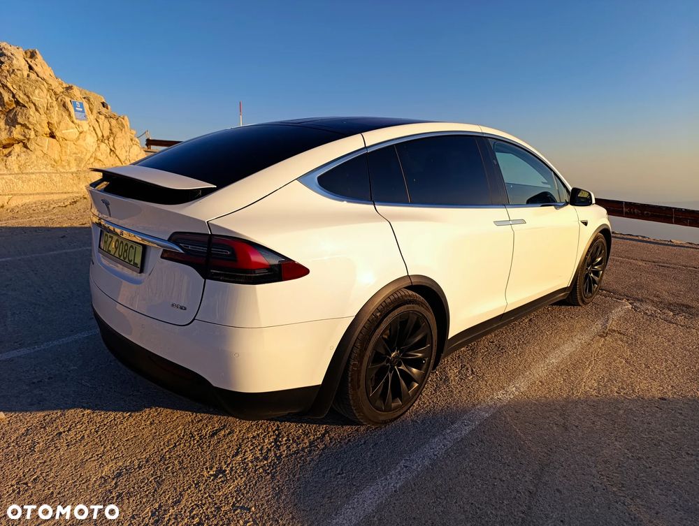 Tesla Model X - 4