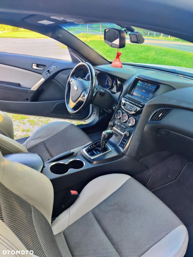 Hyundai Genesis Coupe 2.0 TCI Executive - 9