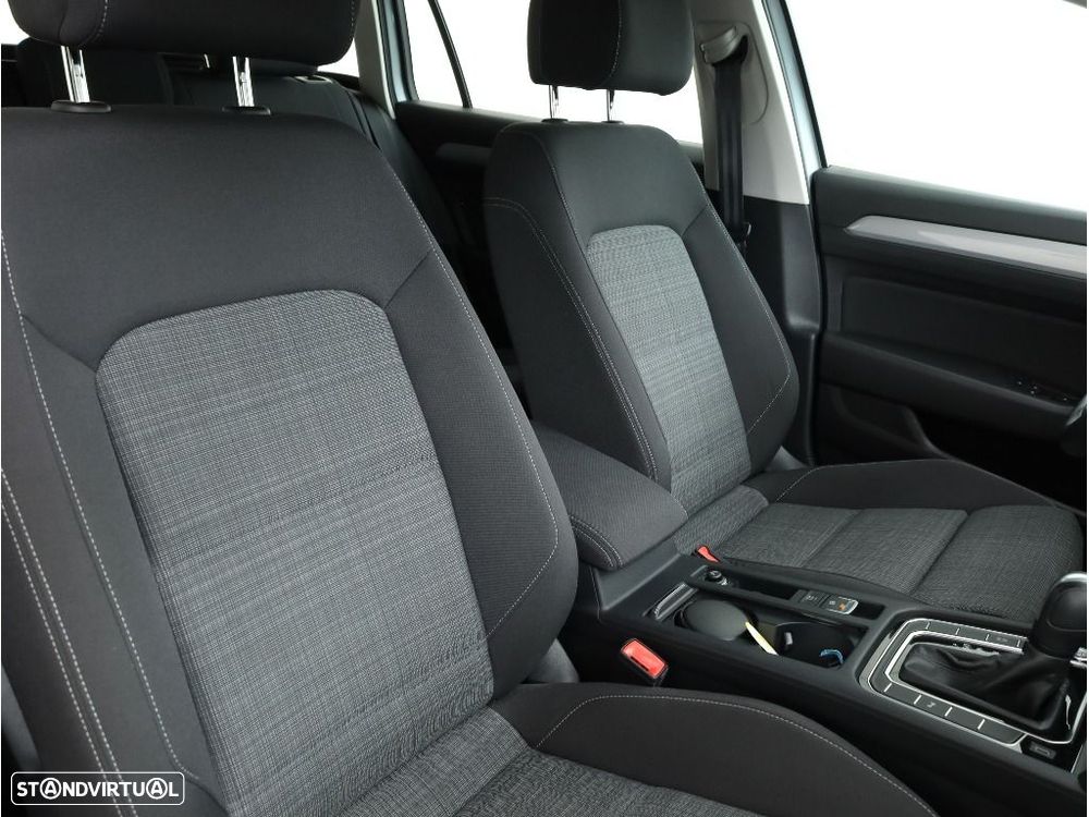 VW Passat Variant 1.6 TDI Business DSG - 23