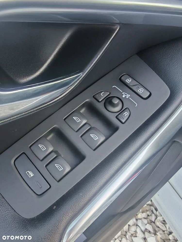 Volvo V40 T4 R Design - 9