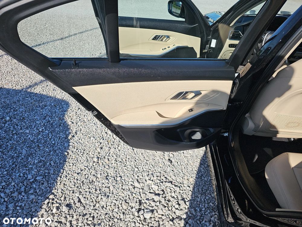 BMW Seria 3 330e Sport Line - 23