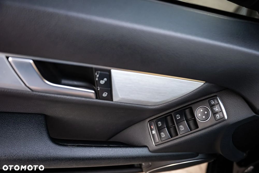 Mercedes-Benz Klasa C 220 CDI BlueEff 4-Matic Avantgarde - 11