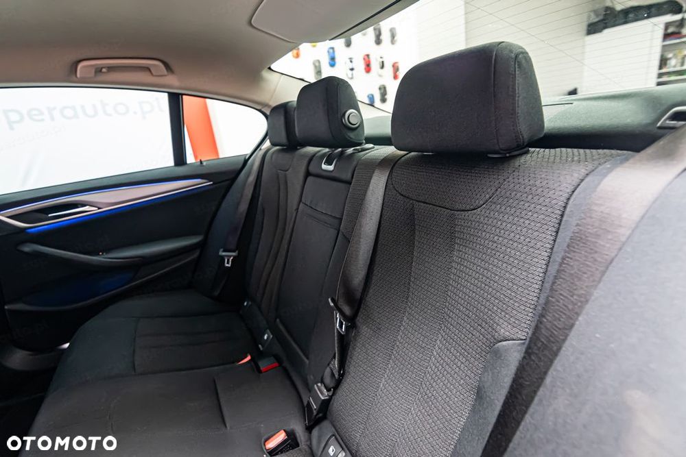 BMW Seria 5 518d - 24