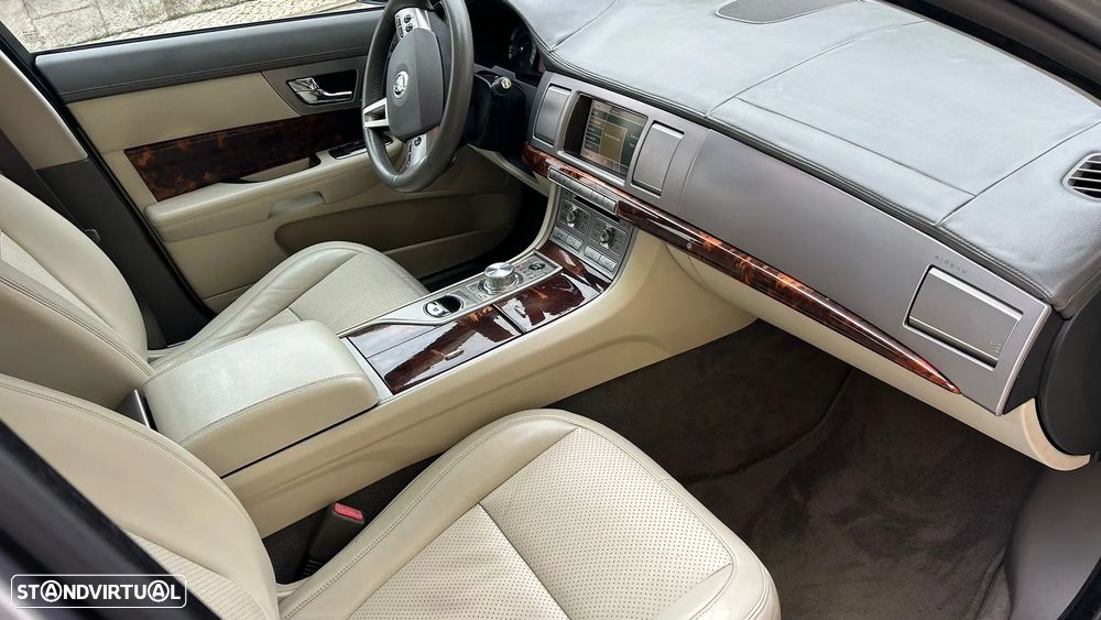 Jaguar XF 2.7 D V6 Premium Luxury - 19