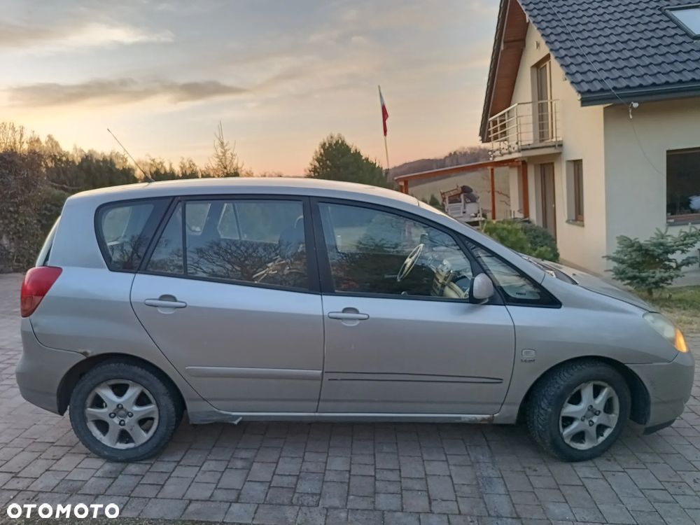 Toyota Corolla Verso - 4