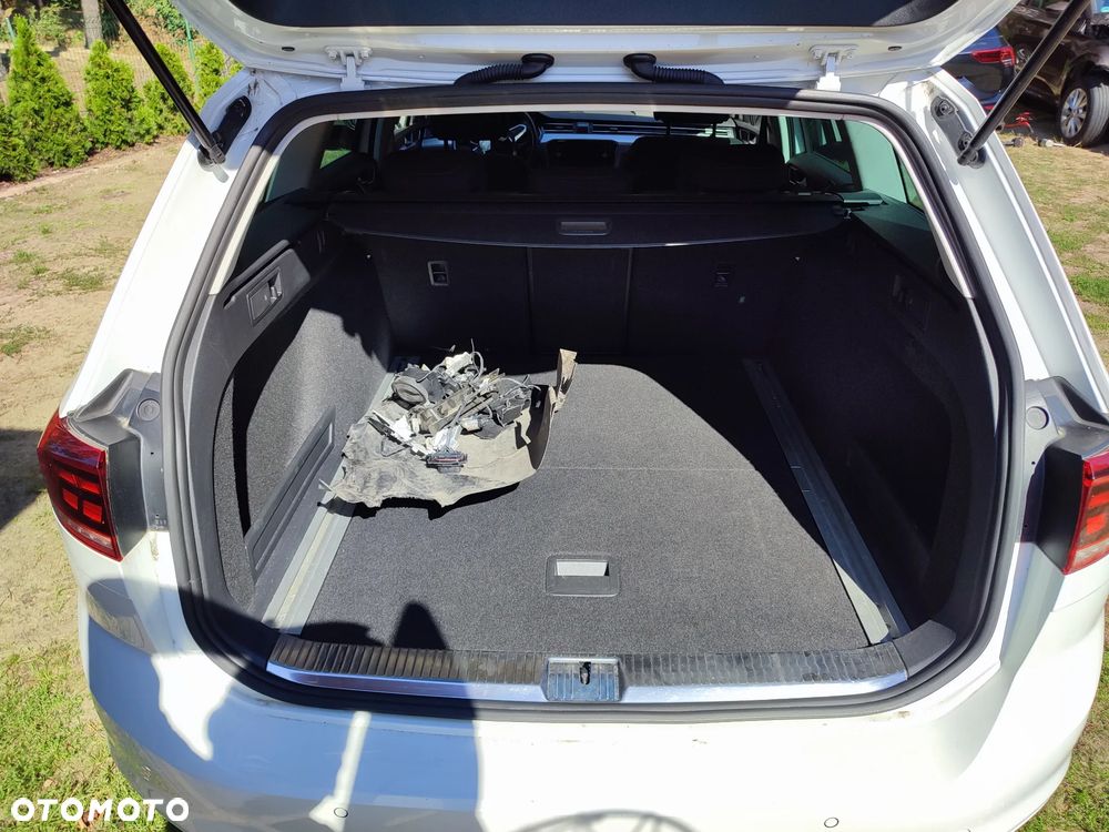Volkswagen Passat Variant 2.0 TDI SCR DSG Elegance - 23