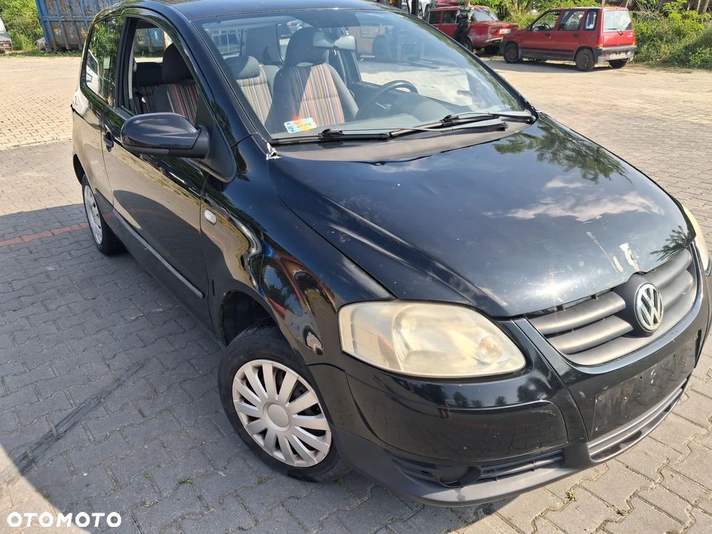 Volkswagen Fox silnik kompletny 1.4 TDI BNM 70KM skrzynia biegów HCS drzwi klapa zderzak błotnik lusterko kolor czarny N2C/BC pompowtrysk turbina dwumasa sprzęgło sterownik moduł przewód rura wiązka maglownica czujnik mcperson zwrotnica piasta zacisk pompa pompka alternator sprężarka klimatyzacji panel szyba boczek fotel kierownica lewarek przepustnica pokrywa osłona nadkole zbiorniczek klema wiązka mechanizm lampa belka sanki zamek schowek zegary manetki NA CZĘŚCI - 1