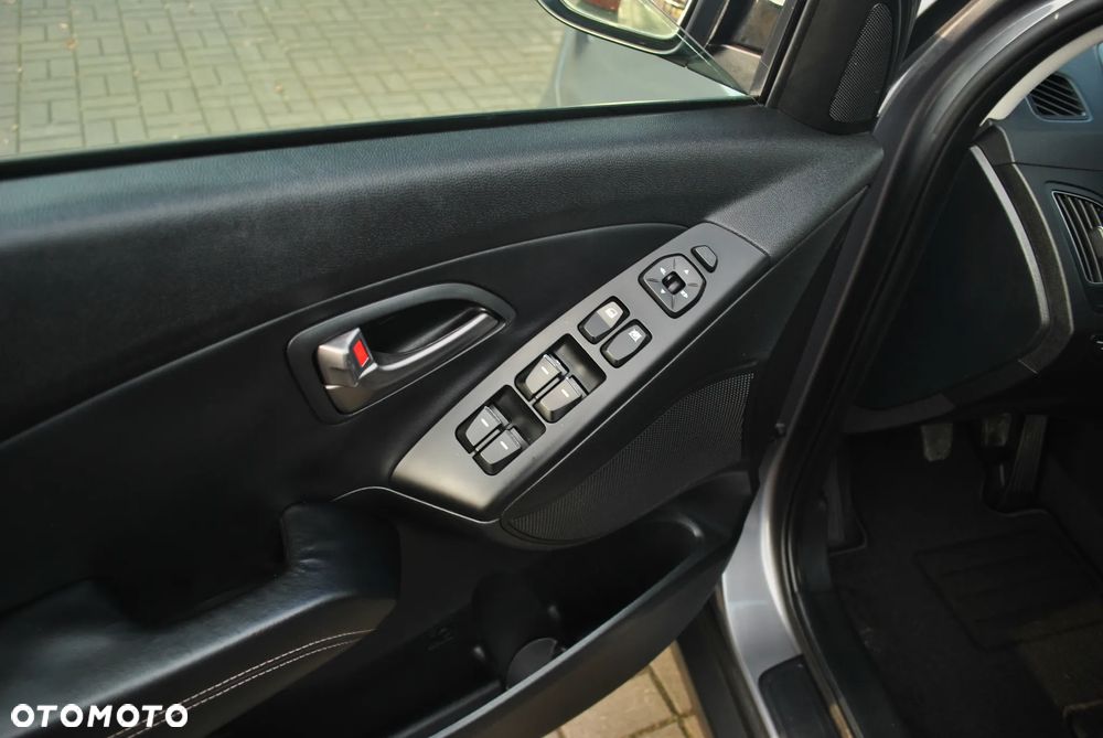 Hyundai ix35 1.7 CRDi 2WD blue Finale Gold - 12