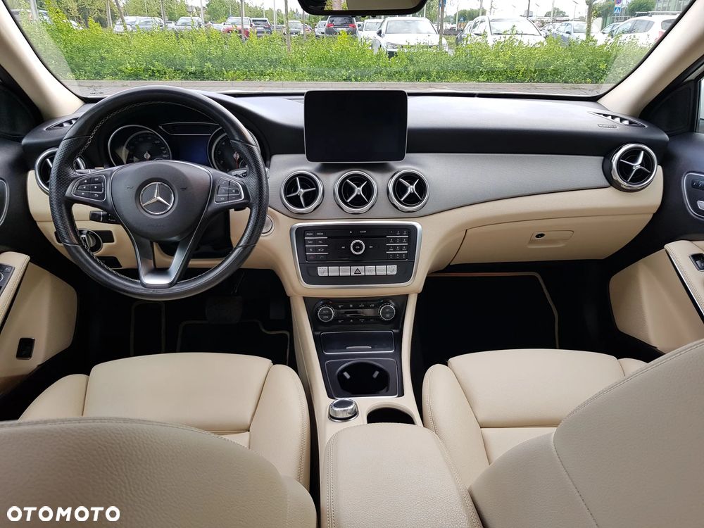 Mercedes-Benz GLA 250 7G-DCT - 16