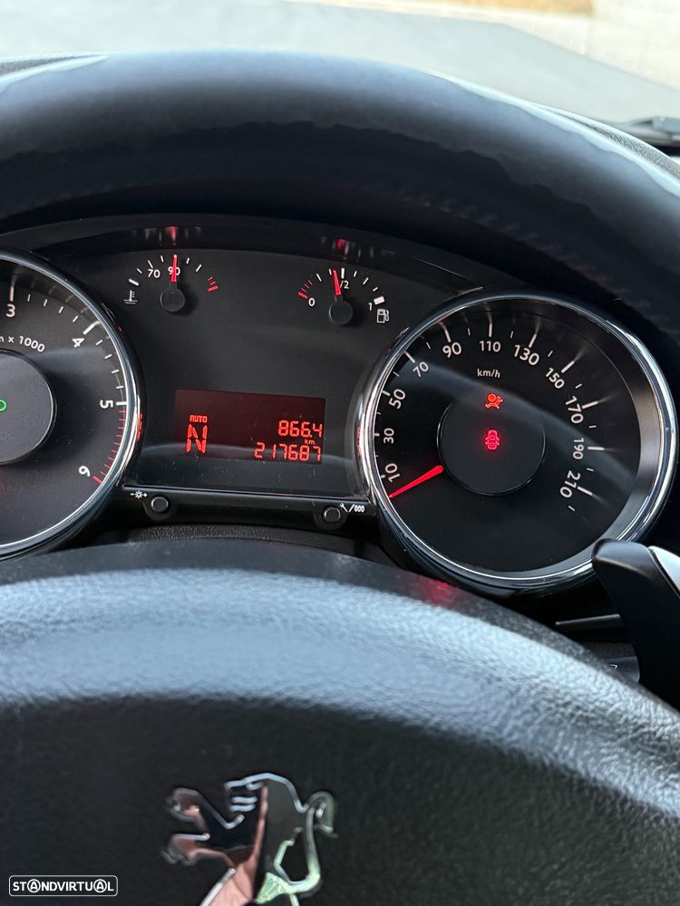 Peugeot 3008 1.6 e-HDi Executive CMP6 - 17