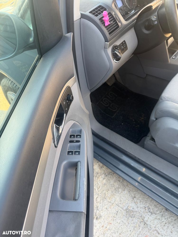 Volkswagen Touran 2.0TDI Highline Aut - 9