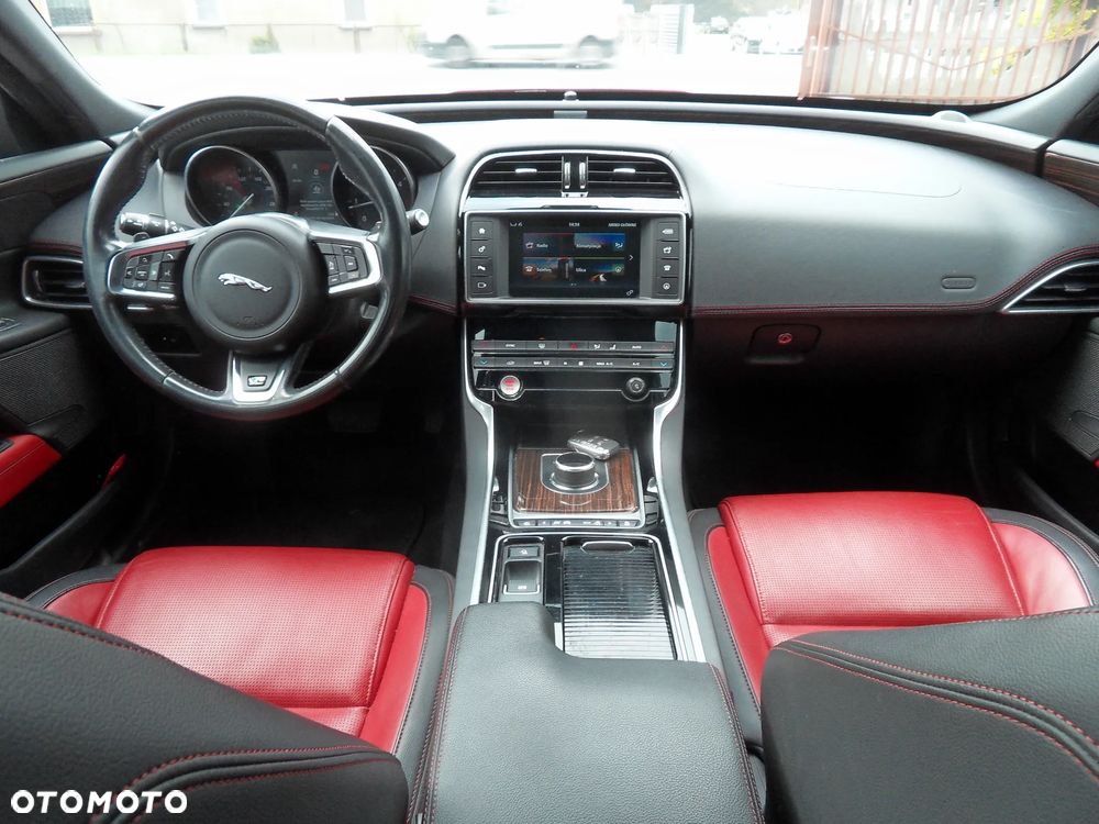 Jaguar XE E-Performance Pure - 11