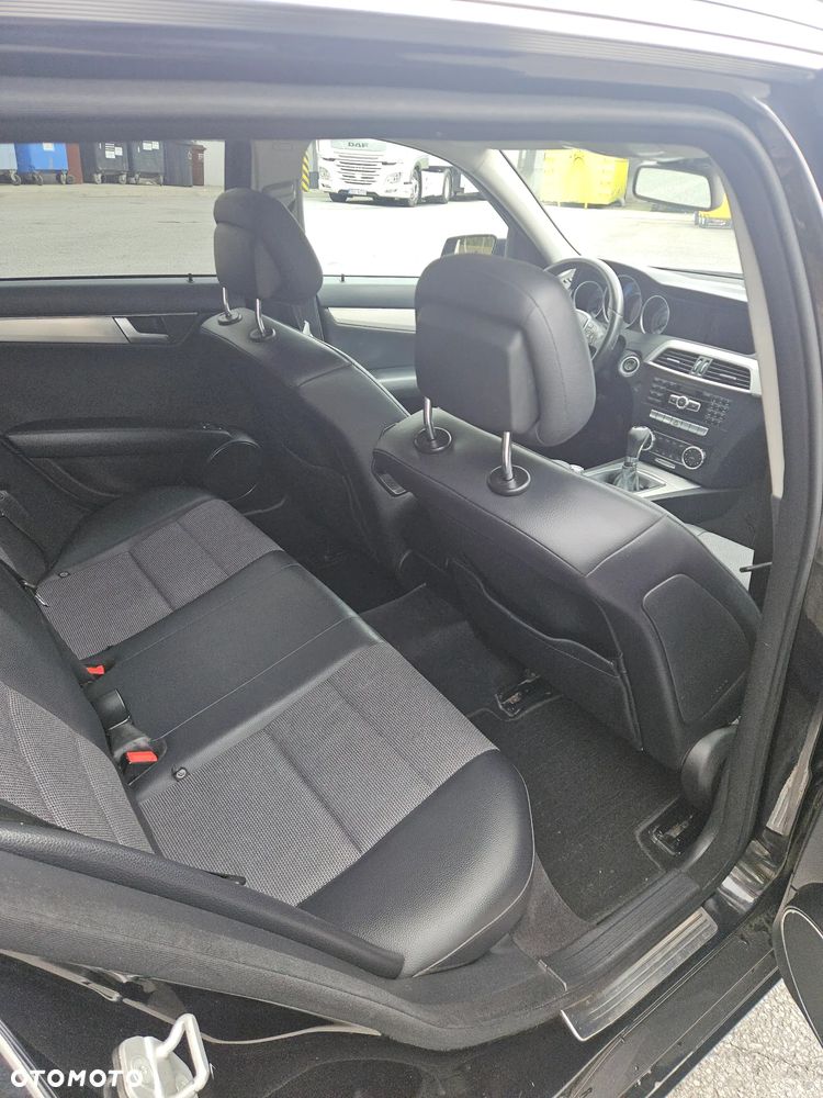 Mercedes-Benz Klasa C 180 CGI BlueEFFICIENCY Avantgarde - 32