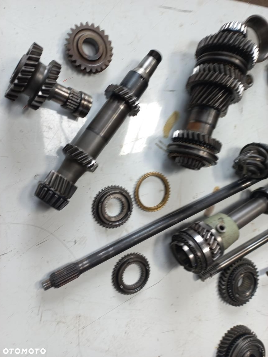 Części skrzyni biegów DEUTZ FAHR DX 6.05,85,90,4,50,4.31,synchronizator 1-2 bieg,przesówka,koło zębate,ślizg,pierścień ,hamulec,wałek ataku,łożysko,obudowa skrzyni,tuleja. - 8