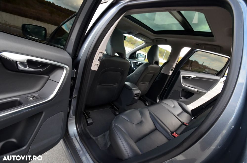Volvo XC 60 D5 AWD Geartronic Summum - 26