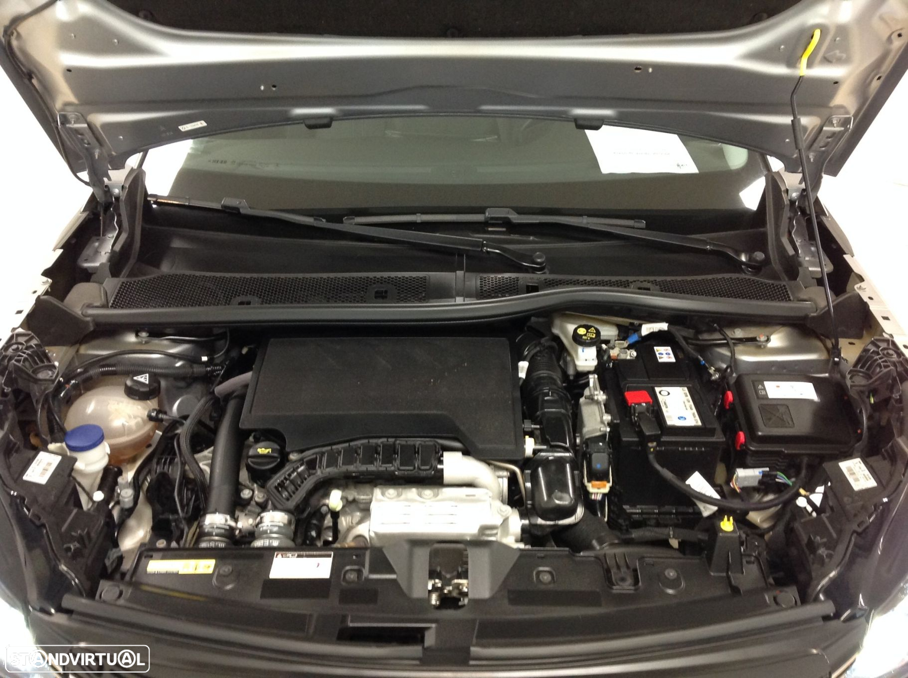 Peugeot 2008 1.2 PureTech Allure EAT8 - 11