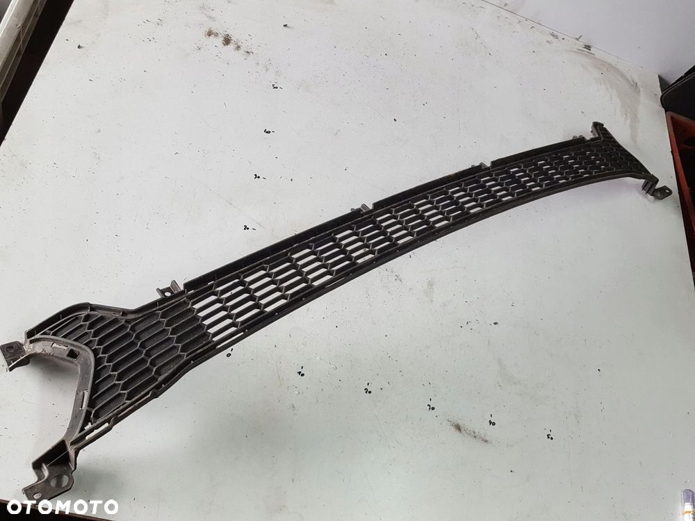 KIA CEED 2 II 12-14r KRATKA ZDERZAKA PRZÓD ŚRODKOWA