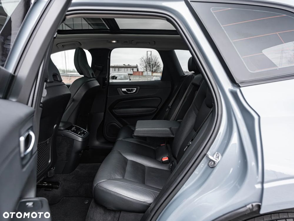 Volvo XC 60 B4 D Plus Dark - 27