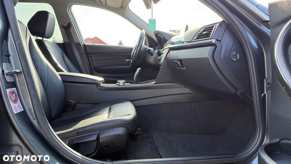 BMW Seria 3 320d xDrive Luxury Line - 27