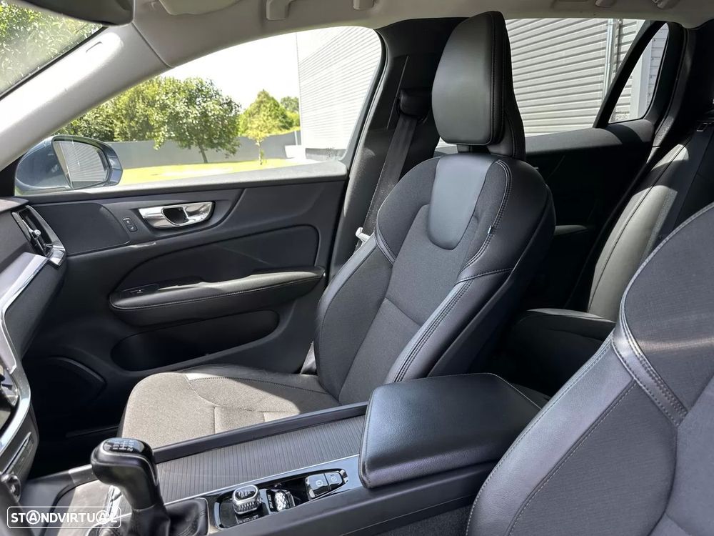 Volvo V60 2.0 D3 Momentum Plus - 28