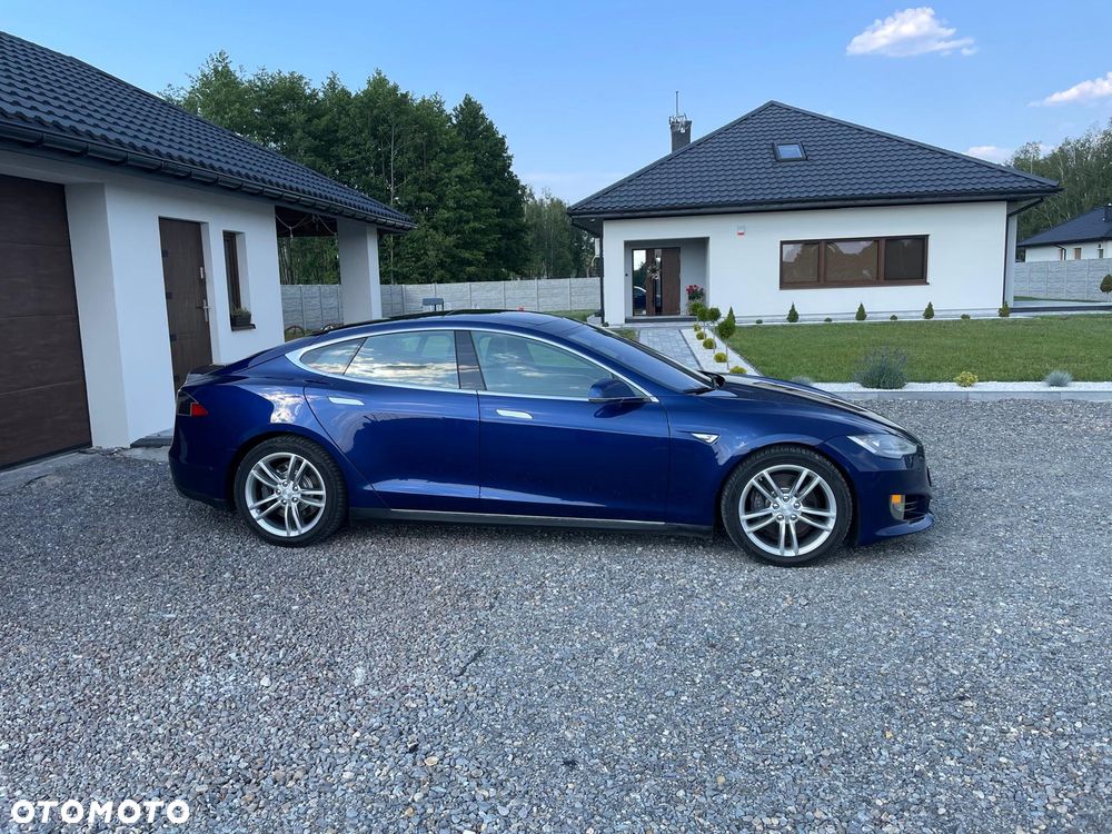 Tesla Model S - 4