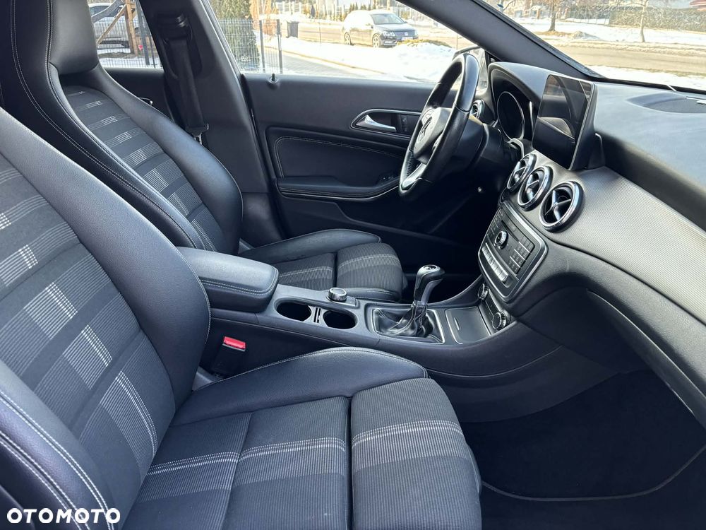 Mercedes-Benz CLA 180 Peak Edition - 18