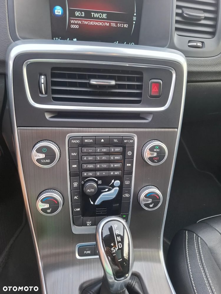 Volvo V60 D6 AWD Plug-in Hybrid R-Design Momentum - 25