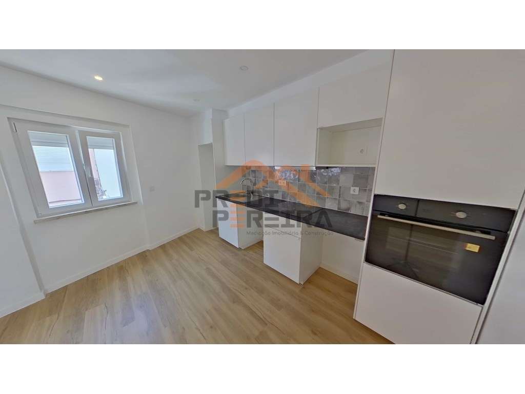 T2, totalmente remodelado, situado no Forte da Casa. - Grande imagem: 4/24