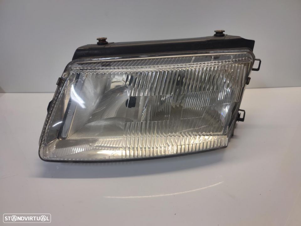 Farol Optica Frente Esquerda Vw Passat B5  1996 a 2000 Hella - 1