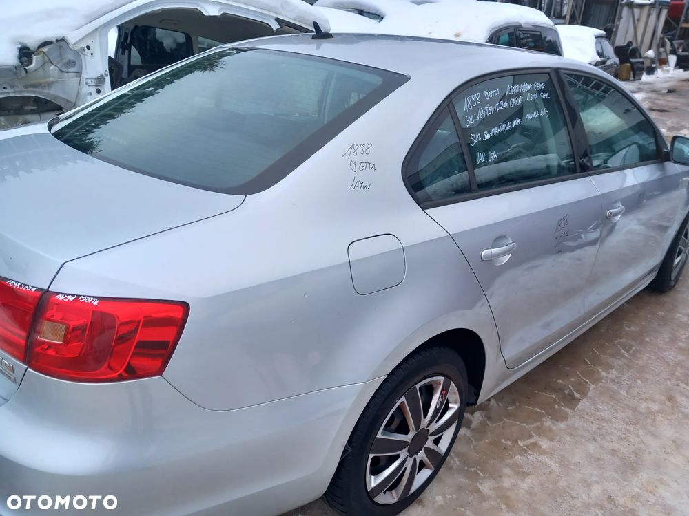 VW JETTA A6 13R BŁOTNIK PRAWY TYLNY PRAWY TYŁ ĆWIARA ĆWIARTKA KOLOR: LA7W