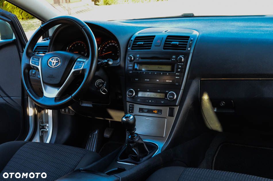 Toyota Avensis 1.8 Comfort - 38