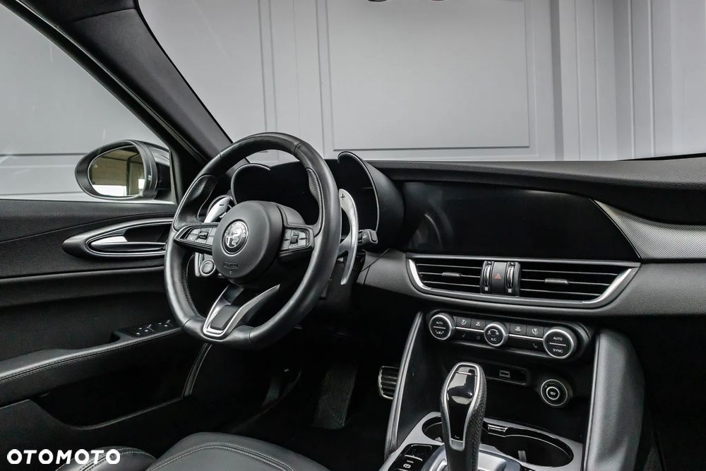 Alfa Romeo Giulia 2.0 Turbo 16V AT8-Q4 Veloce - 6
