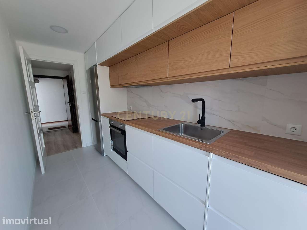 T2 Totalmente Remodelado em Almada | Luminosidade, Conforto e Localiza - Grande imagem: 3/25
