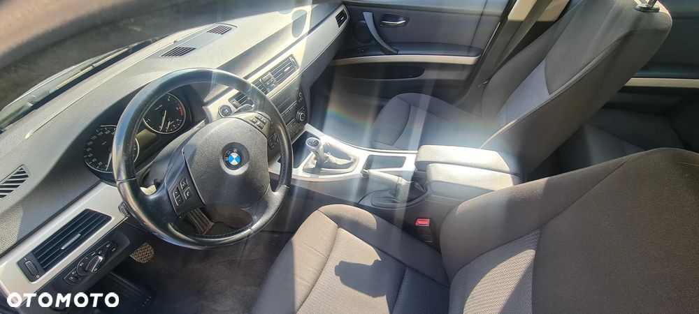 BMW Seria 3 318d DPF Touring - 9