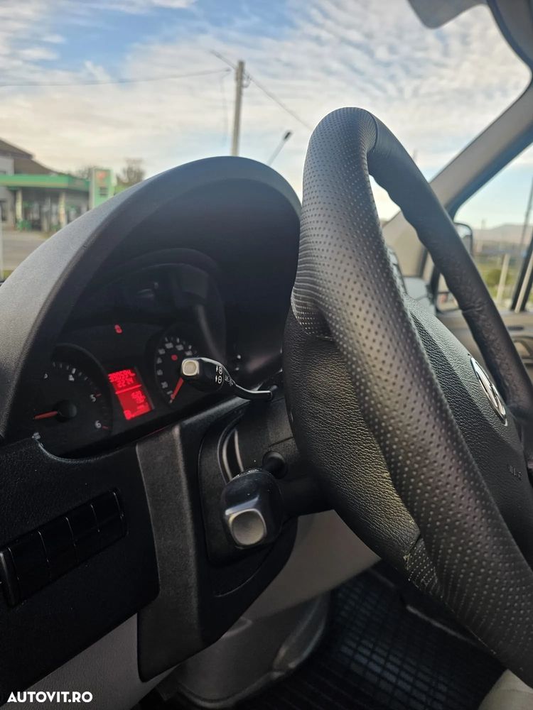 Volkswagen Crafter 2.0 TDI An 2016 Climă Pilot Automat Senzori de parcare Talpă de urcare spate - 9