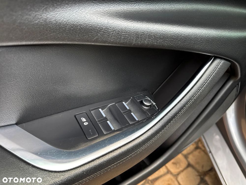 Jaguar XE D180 R-Dynamic S - 38