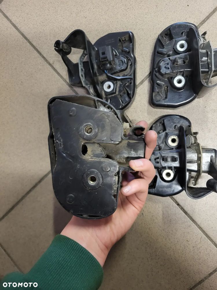 ZAMEK DRZWI PRZESUWNYCH VW T5 CADDY 7H0843604 - 3