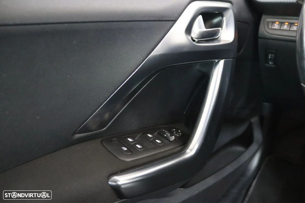 Peugeot 2008 1.2 PureTech Allure - 12