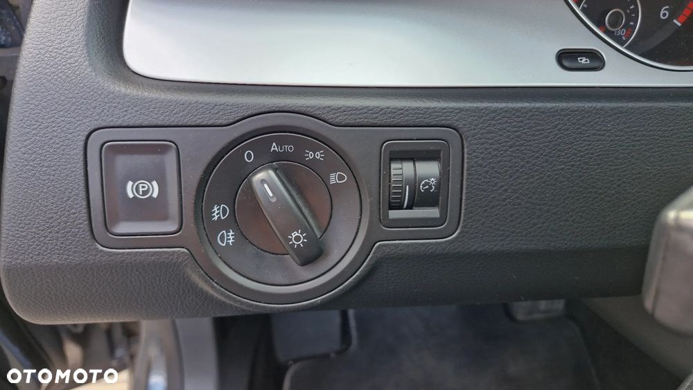 Volkswagen Passat 2.0 TDI DPF Sportline - 23