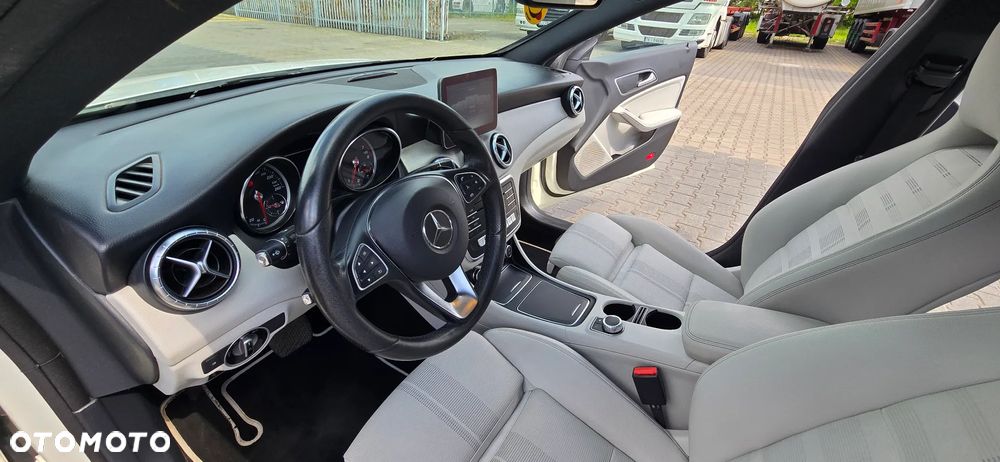 Mercedes-Benz CLA 200 7G-DCT Urban - 10